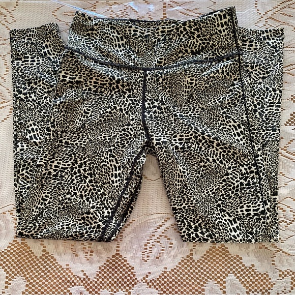 Nike โข One Tight Fit Leopard Print Mid-Rise 7/8 Leggings - Picture 2 of 12